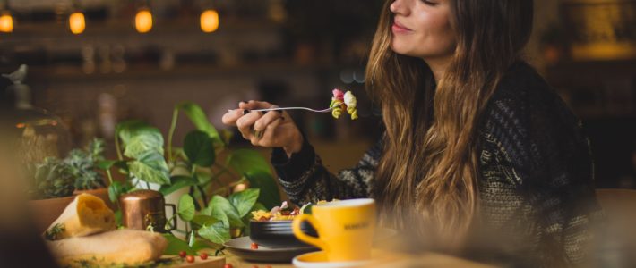 Alimentazione consapevole, o mindful eating, significa saper godere con tutti i nostri sensi dell’esperienza del cibo e, di conseguenza, avere un rapporto più autentico e sano con l’alimentazione.